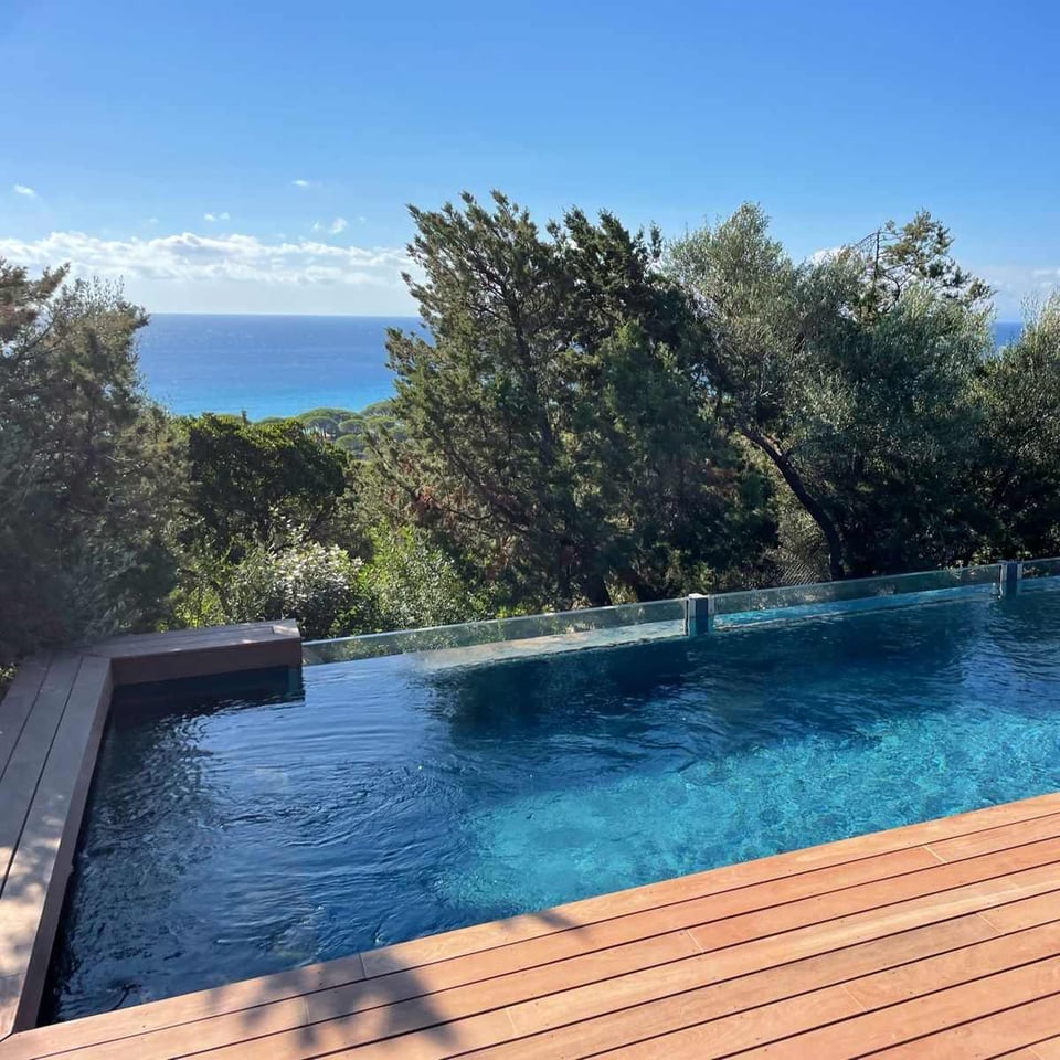 piscine vue sur mer carré